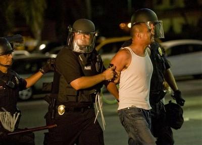 La policía de Anaheim en California arrestó este lunes a otros nueve manifestantes