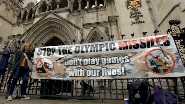 Vecinos de Londres protestan contra los misiles instalados en sus tejados