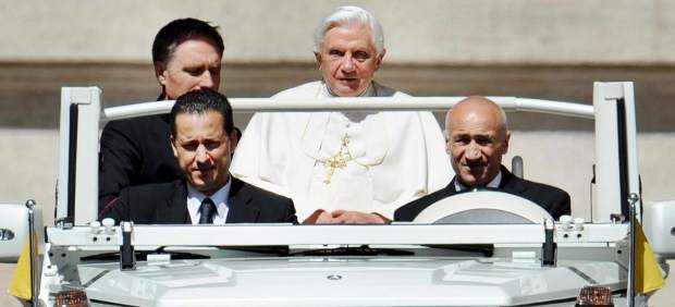 En esta foto de 2010 aparece el mayordomo Paolo Gabriele al lado del papa Benedicto XVI