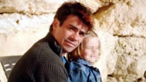 Juan Pablo junto a su hija en una de las últimas fotos que aparece con vida. Vivió varios años en Trelew.