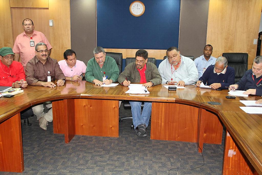 Trabajadores y PDVSA firman el contrato petrolero