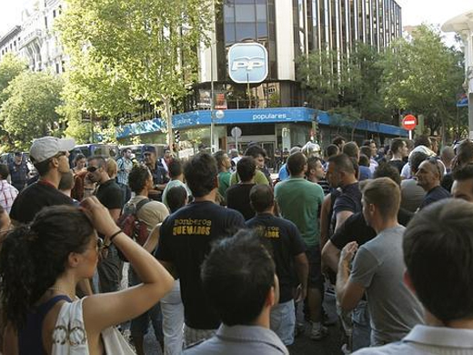 La sede del Partido Popular en Madrid ha escuchado consignas a lo largo de toda la jornada.