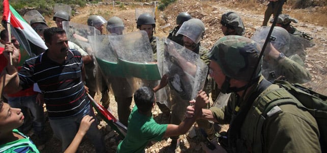 Soldados israelíes se dedican a provocar y atacar a los niños en los territorios ocupados
