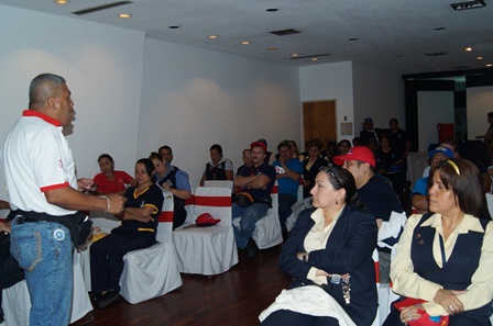 Ramón Becerra con los trabajadores del Hotel Anauco Suites en la última asamblea realizada