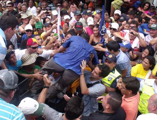 Henrique Capriles Radonski, sufrió un desmayo durante un acto con sus seguidores en el estado Mérida. Se cae de las tarimas, al igual que cae su popularidad en la encuestas.