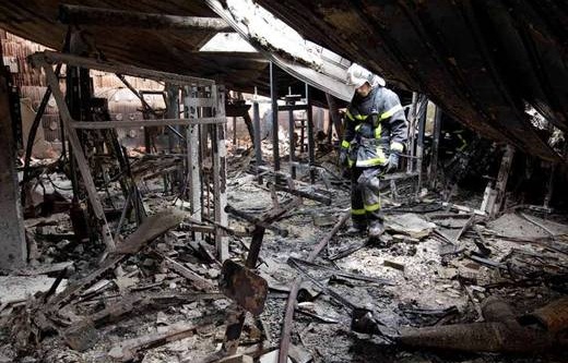 Una guardería quemada parcialmente y completamente destrozada y un centro deportivo destruido, entre las estructuras afectas