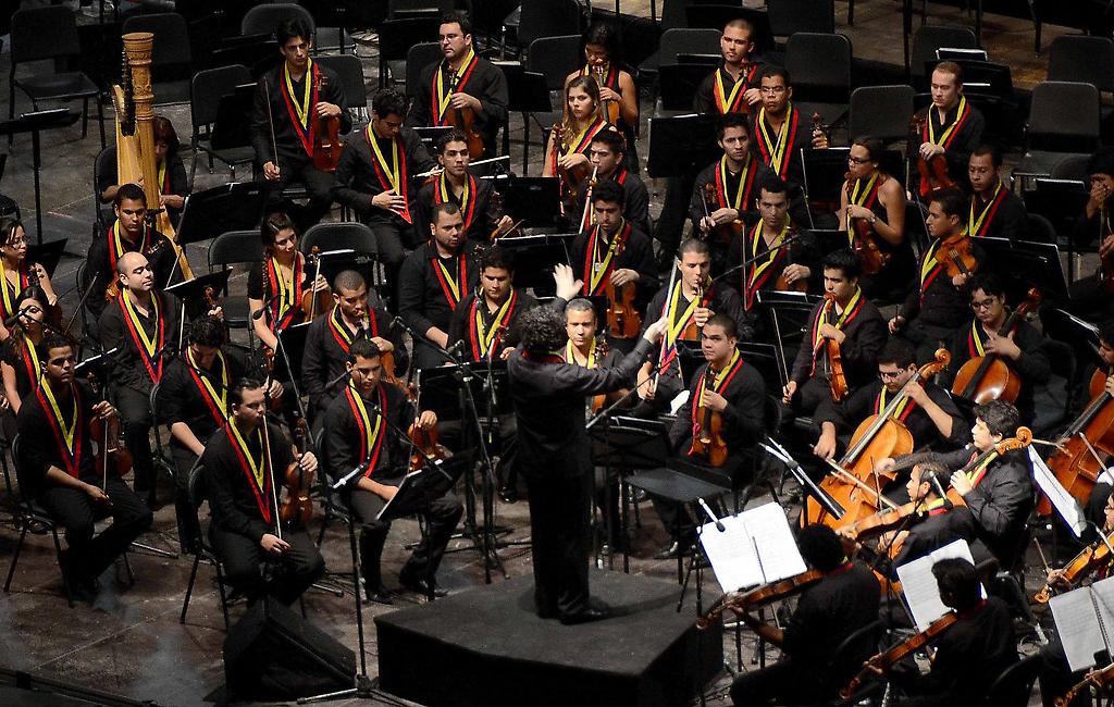 Gustavo Dudamel junto a musicos iniciando concierto