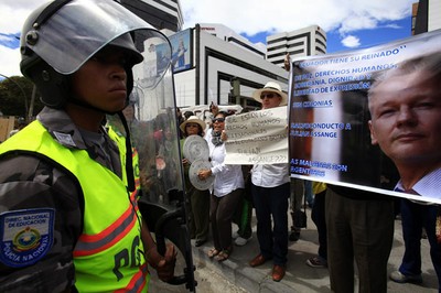 La concentración estuvo vigilada por una treintena de policías que custodiaba también los accesos a la Embajada británica en Quito.