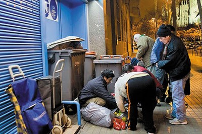 Españoles "materialistas" buscan comida en los basureros