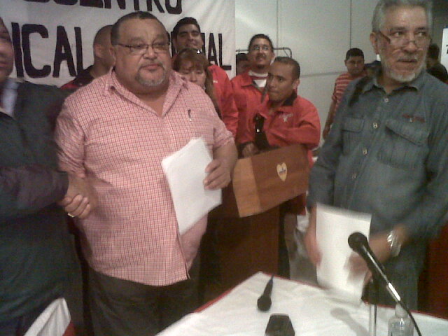 Will Rangél, presidente de la CBST, recibe de Juan garcía (MS) el documento y las resoluciones del Encuentro