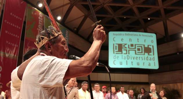 Indígenas Mapoyo con la Espada de Bolívar