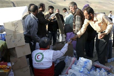 Las autoridades iraníes dan asistencia a los miles de afectados por los sismos del sábado.