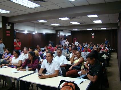 Público participante en el foro de la APR del jueves 9 de agosto / 2012