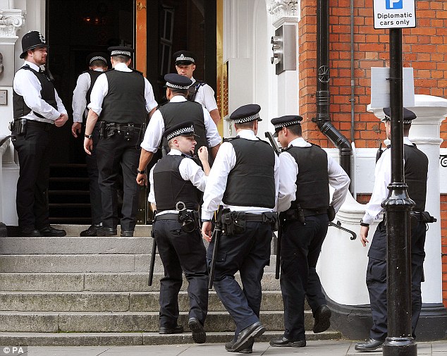 La policía de Londres entra y sale del edificio en Knightsbridge, sede de la Embajada de Ecuador