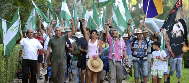 Sánchez Gordillo marchando con movimientos de desobediencia civil