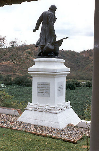 Estatua en San Mateo que conmemora el momento en que Antonio Ricaurte se inmoló junto con el parque para evitar que cayera en manos realistas