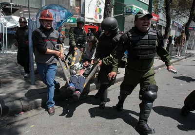 Los disturbios de esta martes en La Paz dejaron un saldo de siete heridos y un muerto.