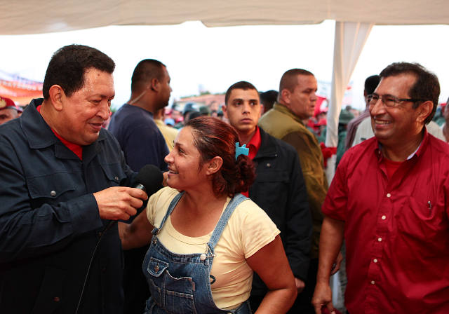 "No había terminado de pasar el video cuando el candidato burgués ya estaba expulsando y haciendo leña del árbol caído del diputado Caldera" dijo Chávez quién aparece en la gráfica entregando viviendas en Barinas