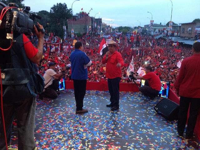Chávez entona versos en San Fernando de Apure