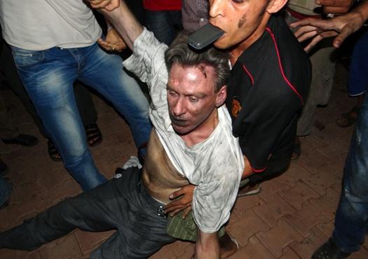 Chris Stevens, embajador de EEUU en Libia, en estado de inconciencia, es ayudado por civiles libios. Stevens y otros tres personeros del consulado de EEUU en Libia, murieron como consecuencia de ataques de manifestantes.