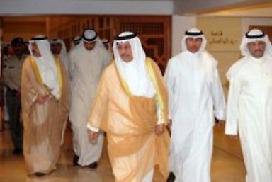 El Primer Ministro kuwaití,  Sheikh Jaber al-Mubarak al-Sabah al centro