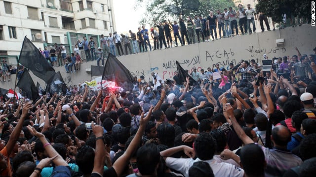 Manifestantes en la embajada de EEUU en El Cairo ayer