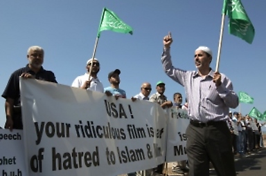 Manifestantes árabe-israelíes protestan ante la Embajada de EEUU en Tel Aviv