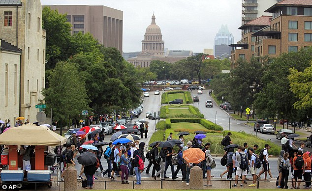 Estudiantes evacúan la Universidad de Texas