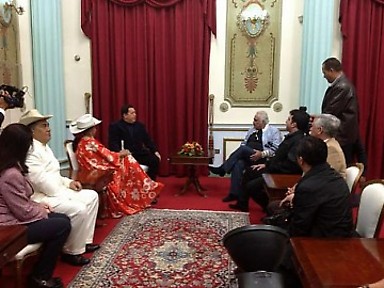 Vicente Fernández se reúne con presidente Chávez en Miraflores