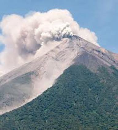 El volcán "Fuego" en erupción
