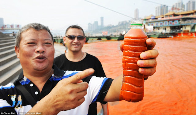 Turistas embotellan las aguas rojas del Yangtzé