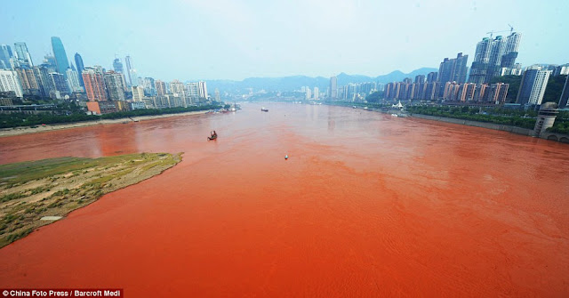 El río Yangtzé de color rojo sangre