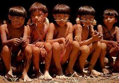 Niños de la etnia Yanomami