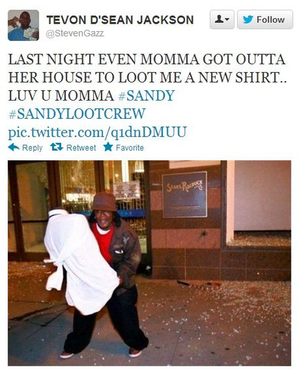 “Anoche incluso mi madre salió de casa y saqueó una camisa para mí. Te quiero mamá”, dice otro tuiteo.
