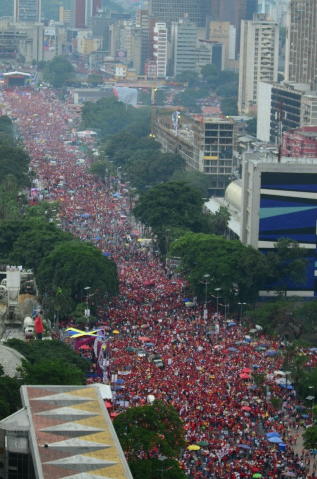 Foto marcha cierre de campaña de Chávez 4 octubre 2012