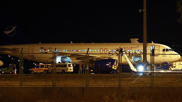 El avión de pasajeros sirio detenido en Turquía en días pasados