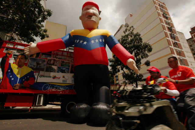 La alegría del inminente triunfo colmó la avenida Urdaneta de Caracas, una de las siete colmadas de pueblo en apoyo al candidato Hugo Chávez