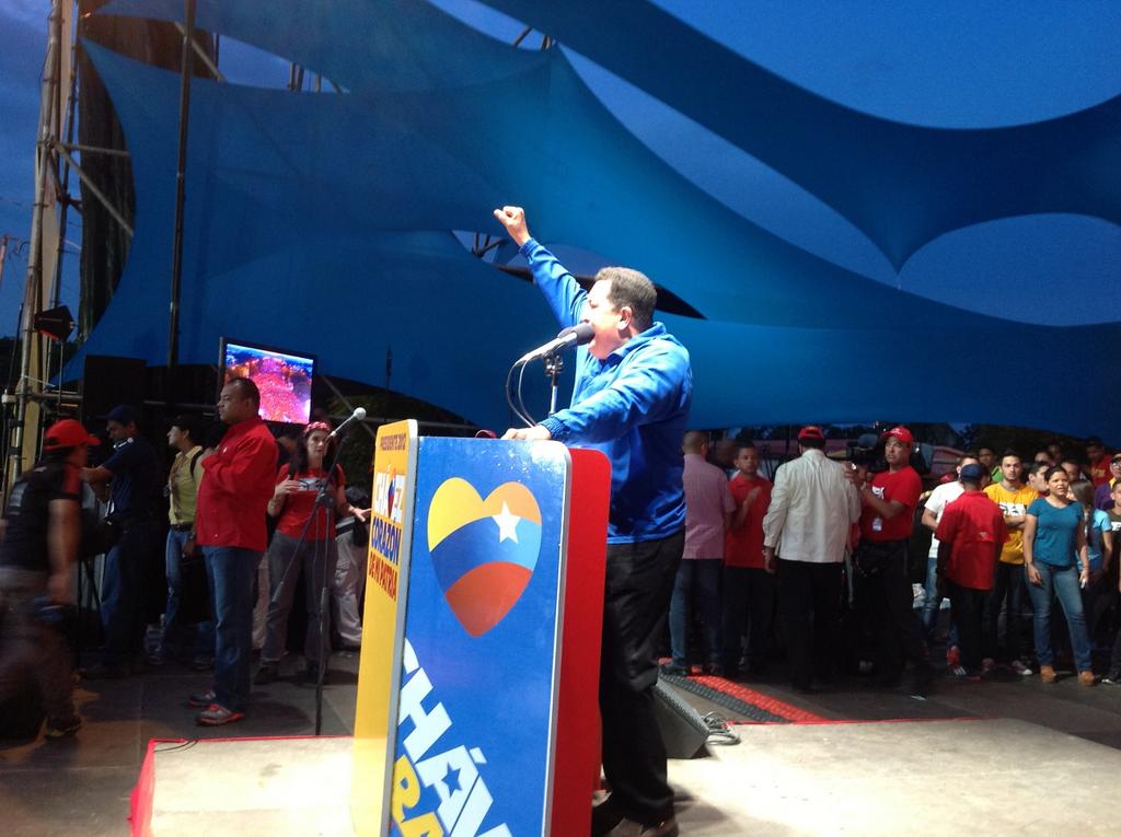 ¡Na Guará! Chávez llega a la tarima en Lara en medio de una Marea Roja