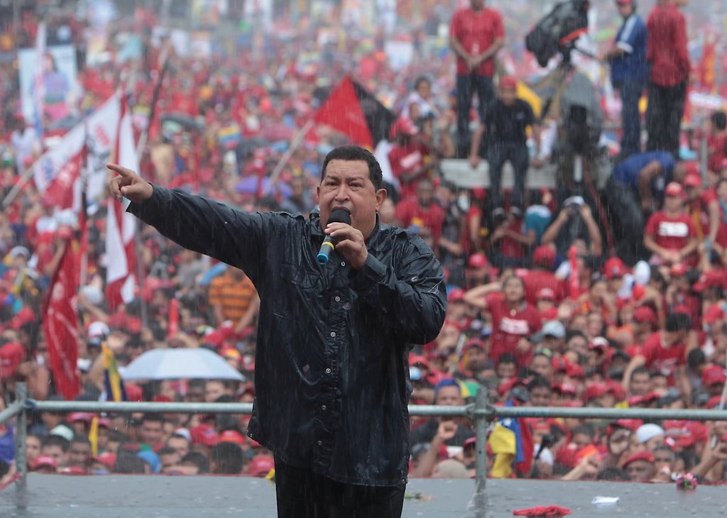 Chávez en pleno palo de agua en cierre de campaña