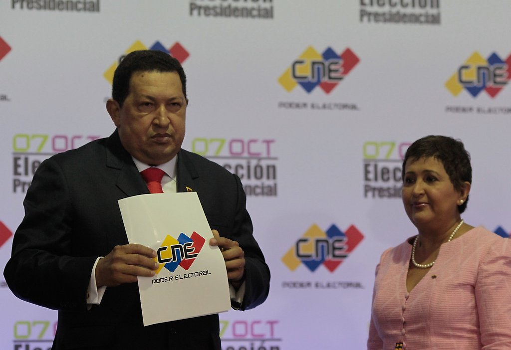 Presidente Chávez recibe el acta de proclamación de manos de la Rectora Tibisay Lucena
