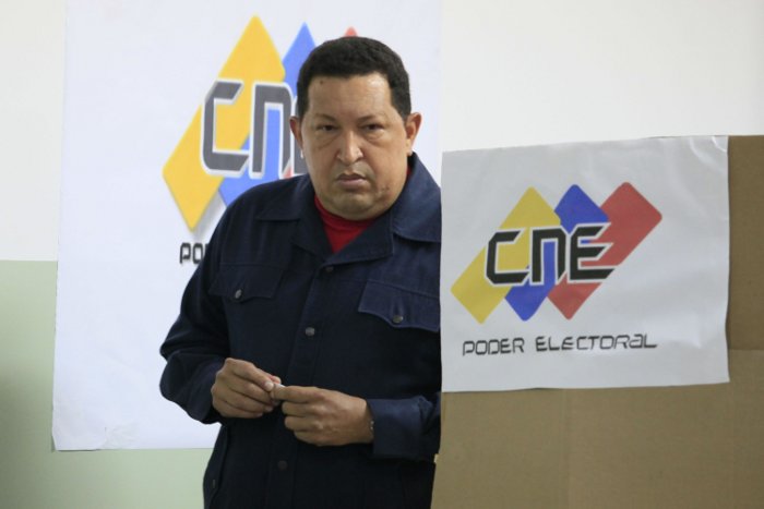 Chávez votando en el 23 de Enero