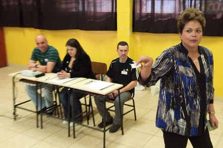 Presidenta Dilma Rouseff ejerció su derecho al voto en las elecciones munipales en Brasil