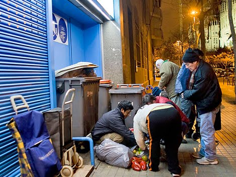 Españoles buscando comida en la basura.