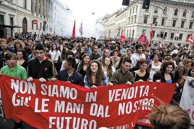 "La escuela no está en venta" y "Recursos, derecho al estudio", fueron algunas de las consignas de los estudiantes italianos