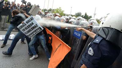 La policía turca, imitando la acción de sus colegas de Nueva York, aquí vistos reprimiendo al pueblo.