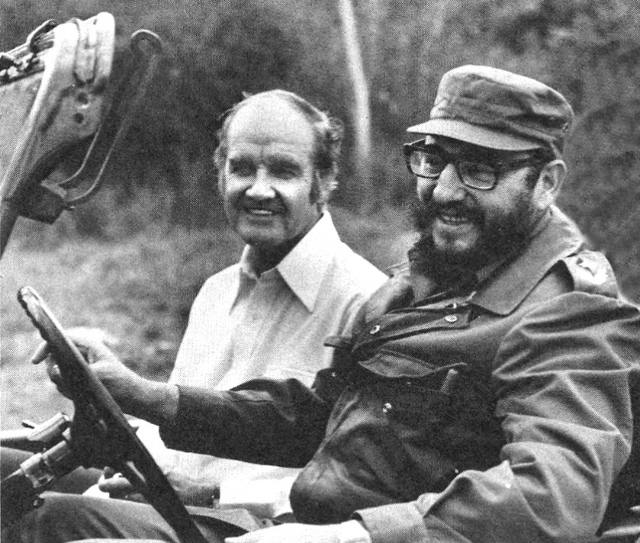 George McGovern y Fidel Castro durante la visita del senador estadounidense a Cuba en 1975. Los paseos de líderes latinoamericanos y figuras estadounidenses aliadas en vehículos rústicos, no es algo nuevo.