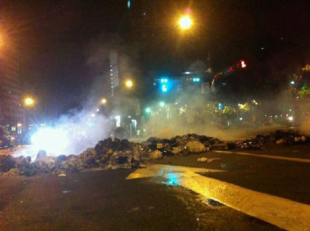 Los quema basura y su "pequeña barricada" en Altamira