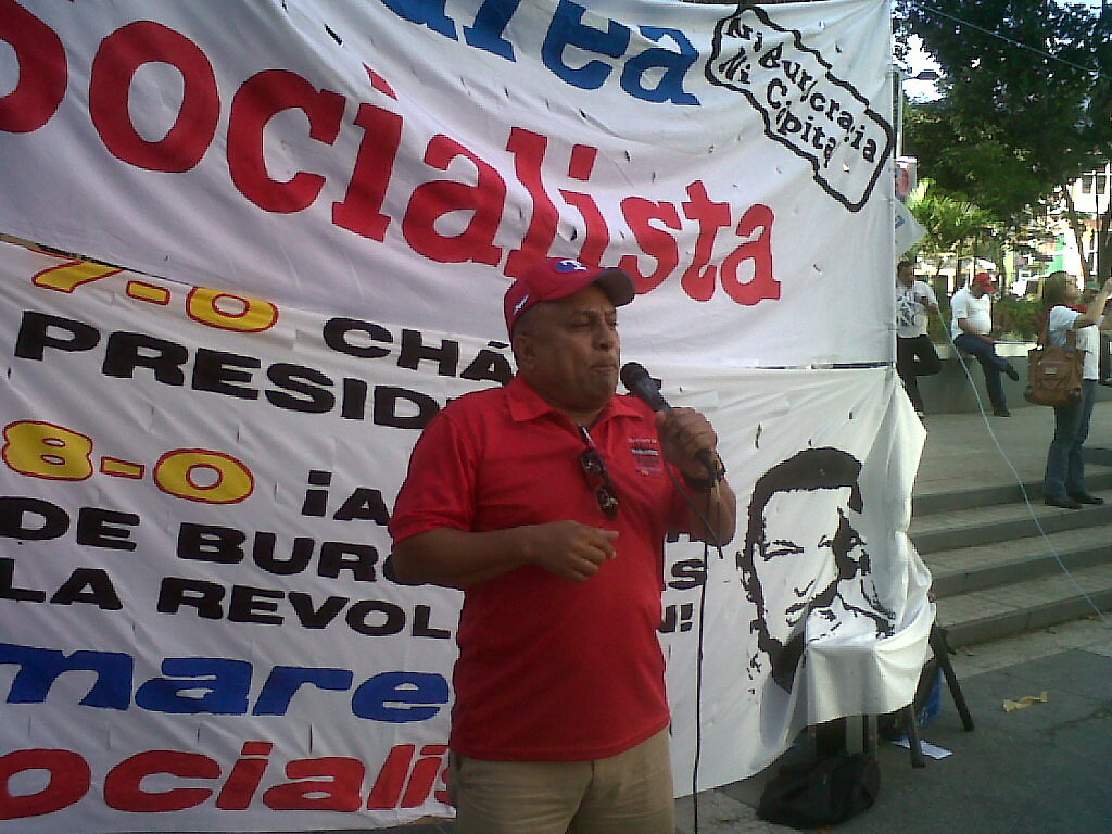 Stalin Pérez Borges, a la palabra, an un acto de campaña electoral de Marea Socialista