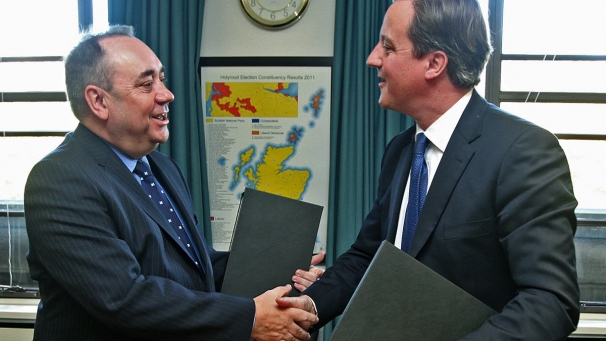 El primer ministró británico, David Cameron, y el jefe del gobierno regional escocés, Alex Salmond