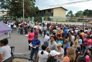 Electores en la EBB Presbítero Crispín Pérez, Municipio Libertador, estado Carabobo